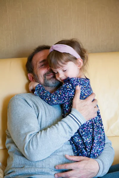 Schattig Lachend Schattig Klein Meisje Knuffelen Haar Bebaarde Grootvader — Stockfoto