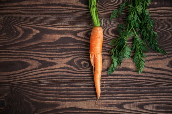 Unusual Ugly Organic Carrot Green Leaves Wooden Background — Stock Photo, Image