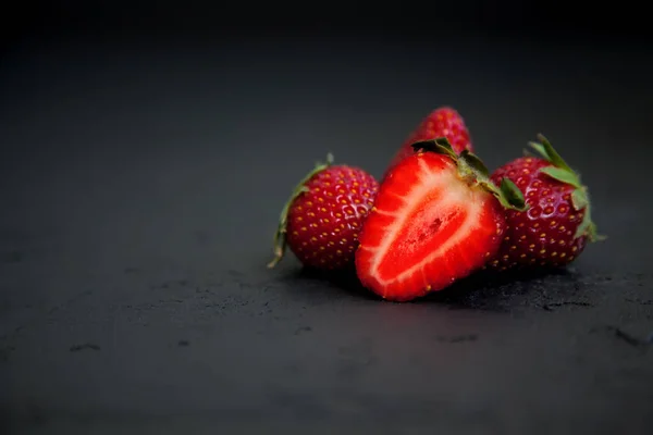 Close Rijp Rood Verse Aardbeien Een Zwarte Achtergrond — Stockfoto