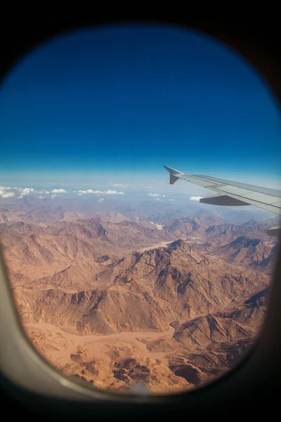 Vista Aérea Janela Avião Paisagem Deserta Egípcia Com Montanhas — Fotografia de Stock