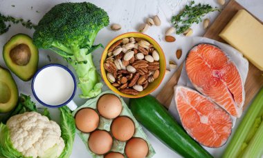 Flexitarian diyeti. Keto diyeti. Sağlıklı besinlerin ürünleri. Yeşil sebze, avokado, fındık, somon, yumurta, süt ürünleri. Sağlıklı dengeli gıda konsepti, düz konum