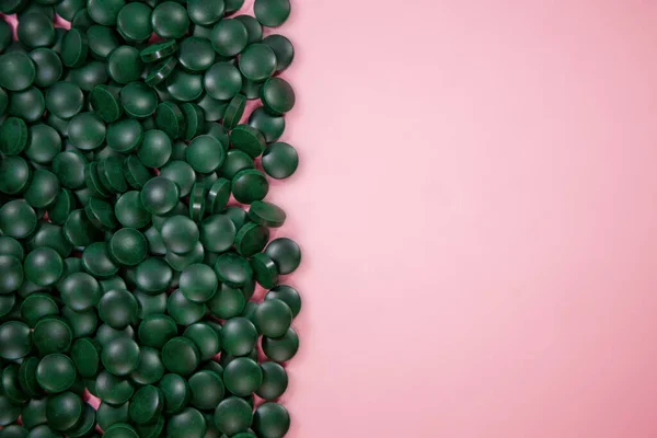 Πράσινα Χάπια Σπιρουλίνα Ροζ Φόντο Αντιγραφή Χώρος Πάνω Όψη Επίπεδη — Φωτογραφία Αρχείου