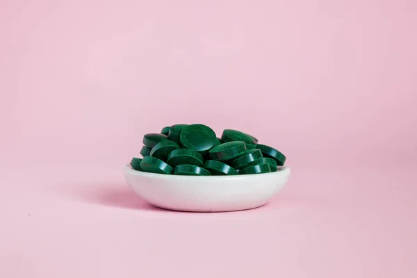 Κοντινό Πλάνο Σωρός Από Πράσινα Χάπια Σπιρουλίνα Ροζ Φόντο Σκέψη — Φωτογραφία Αρχείου