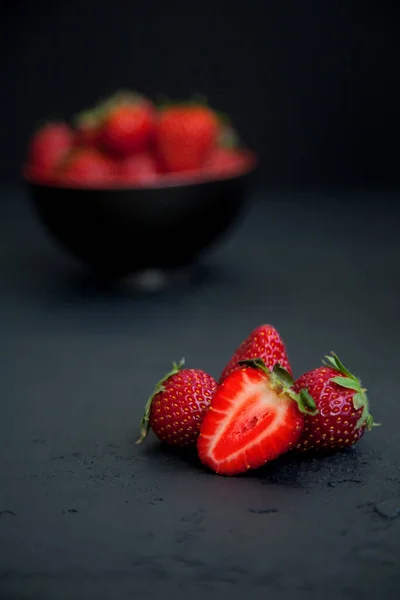 Rijp Rode Verse Aardbeien Een Zwarte Achtergrond — Stockfoto