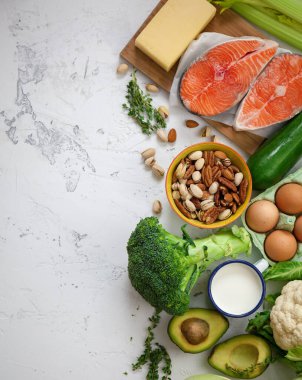 Flexitarian diyeti. Keto diyeti. Sağlıklı besinlerin ürünleri. Yeşil sebze, avokado, fındık, somon, yumurta, süt ürünleri. Sağlıklı dengeli gıda konsepti. Beyaz arkaplan, kopyalama alanı, düz uzanma