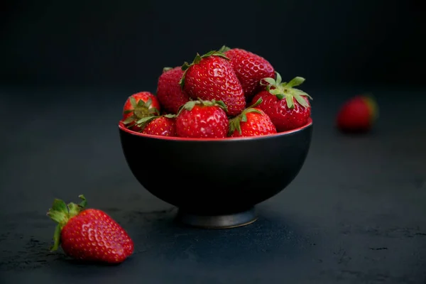 Rijp Rode Verse Aardbeien Een Kom Een Zwarte Achtergrond — Stockfoto