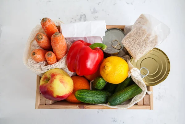 Caja Madera Donación Con Varios Alimentos Alimentos Enlatados Cereales Frutas —  Fotos de Stock