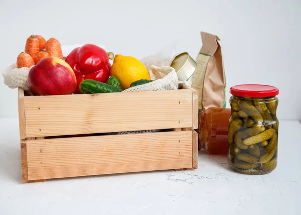 Conserves Céréales Fruits Légumes Différents Sur Fond Blanc Don Boîte — Photo