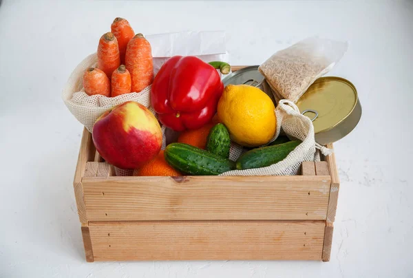 Caja Madera Donación Con Varios Alimentos Alimentos Enlatados Cereales Frutas —  Fotos de Stock