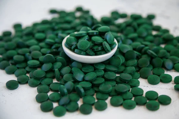クローズアップ緑のスピルリナの丸薬 スーパーフードのコンセプト スピルリナの栄養補助食品 — ストック写真