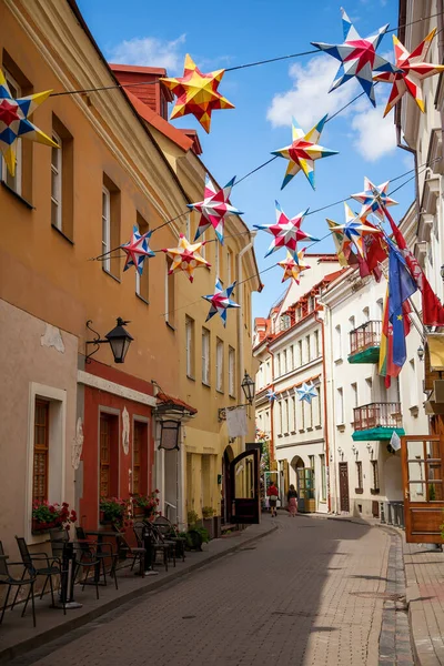 Vilnius Lithuania July 2020 维尔纽斯老城的Stikliu街 旧城最美丽的街道之一 以纸星为装饰 这条街上有小商店 酒吧和餐馆 — 图库照片
