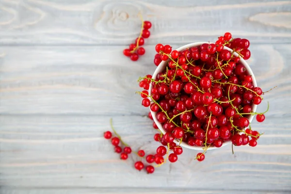 Succoso Ribes Rosso Fresco Una Ciotola Bianca Uno Sfondo Legno — Foto Stock