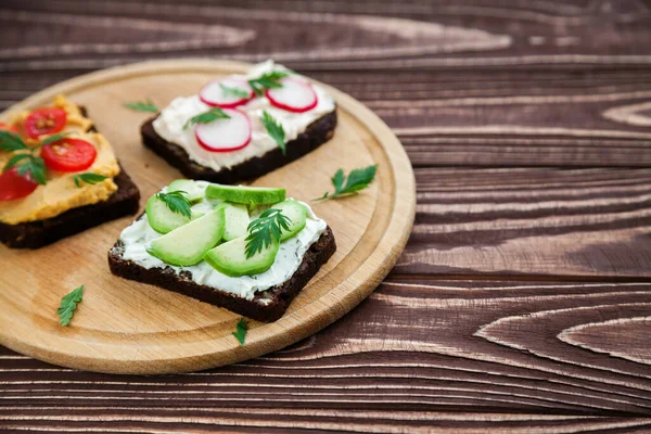 Close Vegetarian Rye Bread Toasts Cottage Cheese Hummus Avocado Raddish — Stock Photo, Image