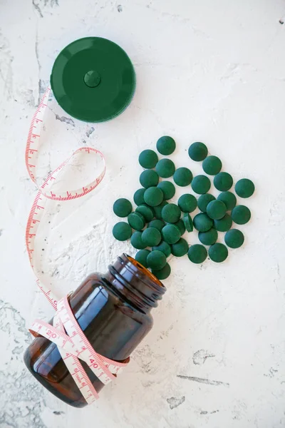 Bande Mesure Avec Une Bouteille Pilules Spiruline Verte Sur Fond — Photo