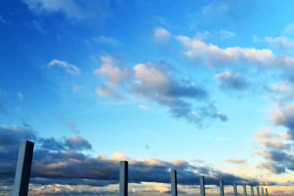 Uma Vista Céu Com Nuvens Colunas Misteriosas Fundo — Fotografia de Stock
