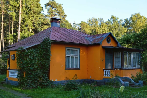 Vecchia Casa Piano Costruita All Inizio Del Secolo Con Veranda — Foto Stock