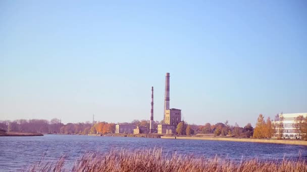 Weergave Van Een Verlaten Fabriek Aan Rivieroever Letland — Stockvideo