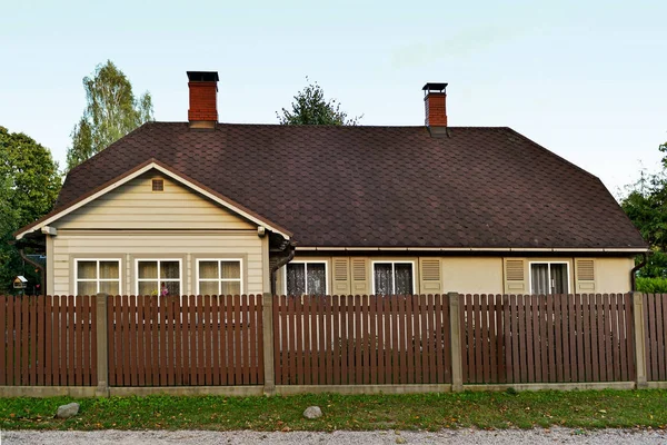 Una Piccola Casa Privata Piano Dietro Una Recinzione Legno — Foto Stock