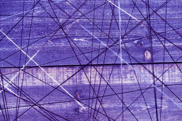 Gergin iplerle mor bir ahşap tahta yüzey üstüne