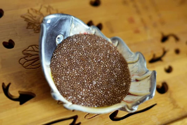 Su ve şişmiş chia tohum batırılmış