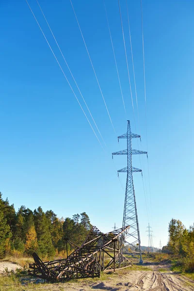 Високі вежі лінії електропередачі напругою — стокове фото