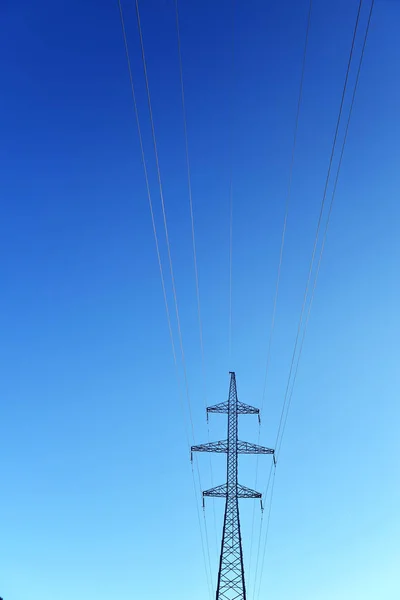 Високовольтна лінія електропередач вежа — стокове фото