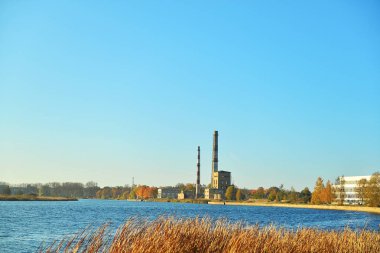 Nehrin yanında bir fabrika