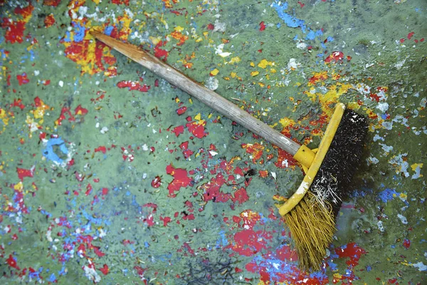 Masadaki boya fırçası.