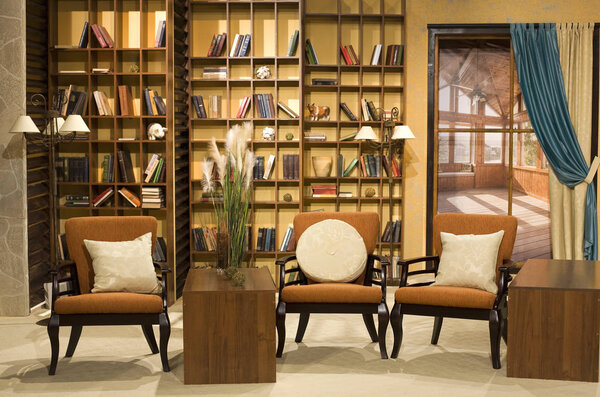 Интерьер читального зала с креслами
