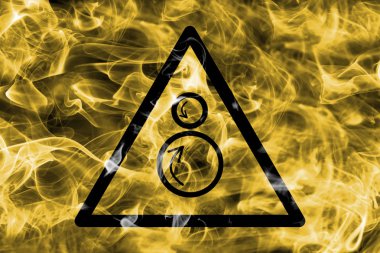 Dönen silindir tehlike uyarı duman işareti counter. Üçgen uyarı tehlike işareti, duman arka plan.