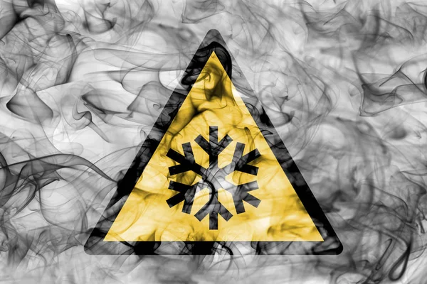 低温危害警示烟雾标志 三角警告危险标志 烟雾背景 — 图库照片