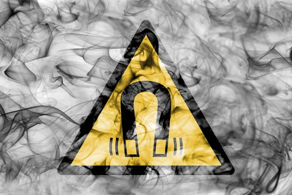 Pole Magnetyczne Zagrożenia Dymu Znak Ostrzegawczy Trójkątny Tło Znak Dym — Zdjęcie stockowe