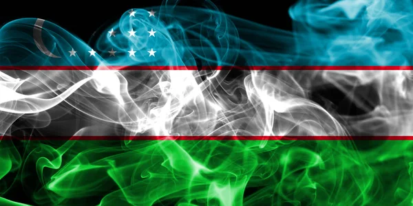 黒の背景に煙のウズベキスタンの国旗 — ストック写真