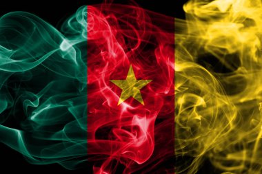 Siyah bir arka plan üzerinde duman Kamerun bayrağı 
