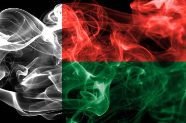 Siyah bir arka plan üzerinde duman Madagaskar bayrağı 