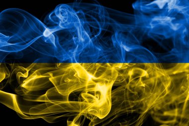 Siyah bir arka plan üzerinde duman Ukrayna bayrağı 