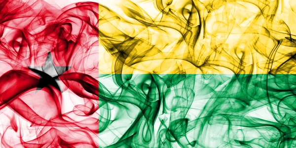 ギニア ビサウ煙白い背景の上の旗 — ストック写真