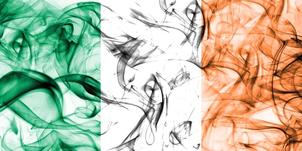 Beyaz bir arka plan üzerinde duman İrlanda bayrağı 