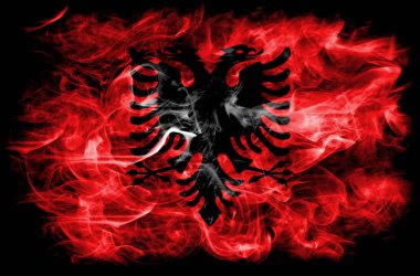 Siyah bir arka plan üzerinde duman Arnavutluk bayrağı 