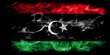 Siyah bir arka plan üzerinde duman Libya bayrağı 