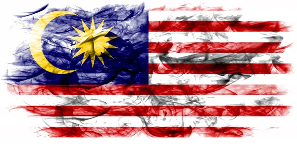 白い背景の上の煙のマレーシアの国旗 — ストック写真