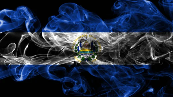 萨尔瓦多烟雾在黑色背景上的旗帜 — 图库照片