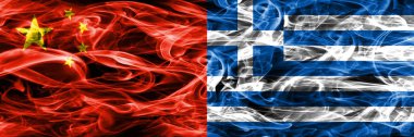 Çin vs Yunanistan duman bayrakları yan yana yerleştirilmiş
