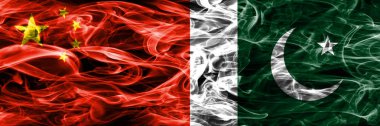 Çin vs Pakistan duman bayrakları yan yana yerleştirilmiş