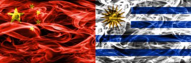Çin rakip Uruguay bayrakları yan yana yerleştirilmiş duman