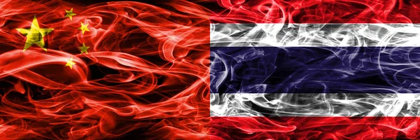 Chiny Tajlandia Pali Flagi Umieszczone Obok Siebie — Zdjęcie stockowe