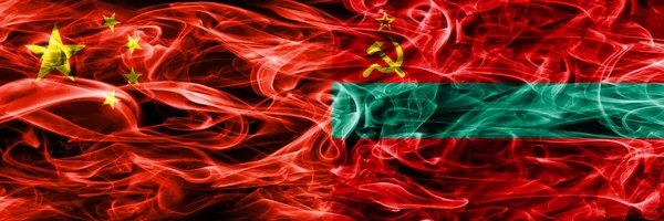 Chiny Naddniestrza Pali Flagi Umieszczone Obok Siebie — Zdjęcie stockowe
