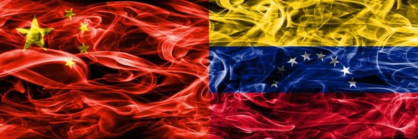 Китай Проти Венесуели Дим Прапори Розміщені Поруч — стокове фото