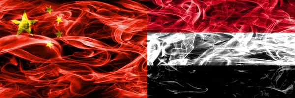 Bandeiras Fumaça China Iêmen Colocadas Lado Lado — Fotografia de Stock