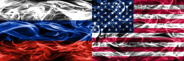 Россия Соединенные Штаты Дымовые Флаги Размещены Бок Бок — стоковое фото